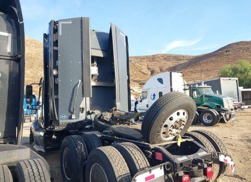 Photo 3 of 2022 Volvo Vnl (VIN 4V4NC9UG3NN312188)