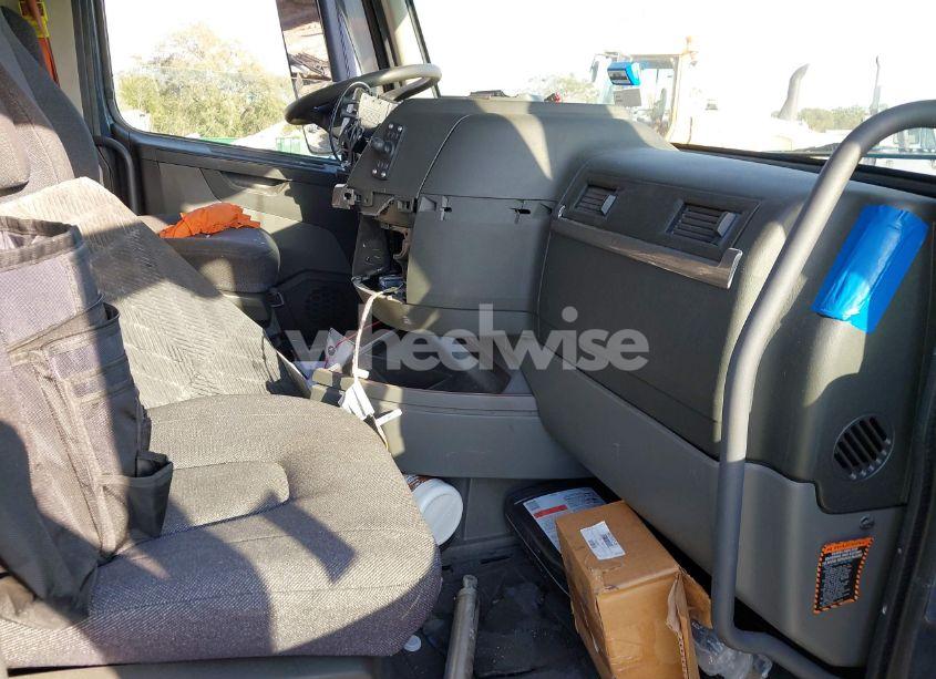 Photo 6 of 2022 Volvo Vnl (VIN 4V4NC9UG4NN309672)