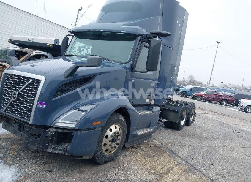 Photo 2 of 2023 Volvo Vnl (VIN 4V4NC9UG5PN335569)