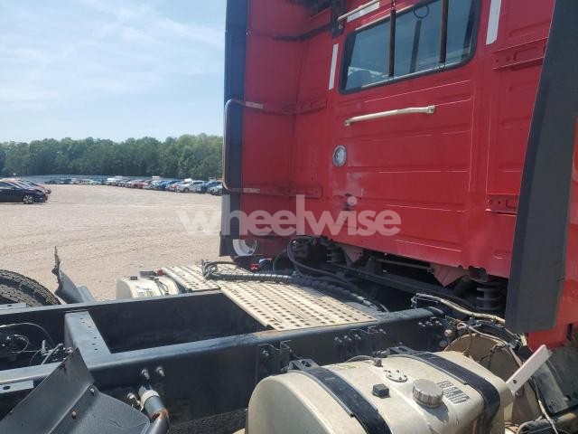 Photo 4 of 2020 VOLVO VNR (VIN 4V4WC9EG4LN225612)