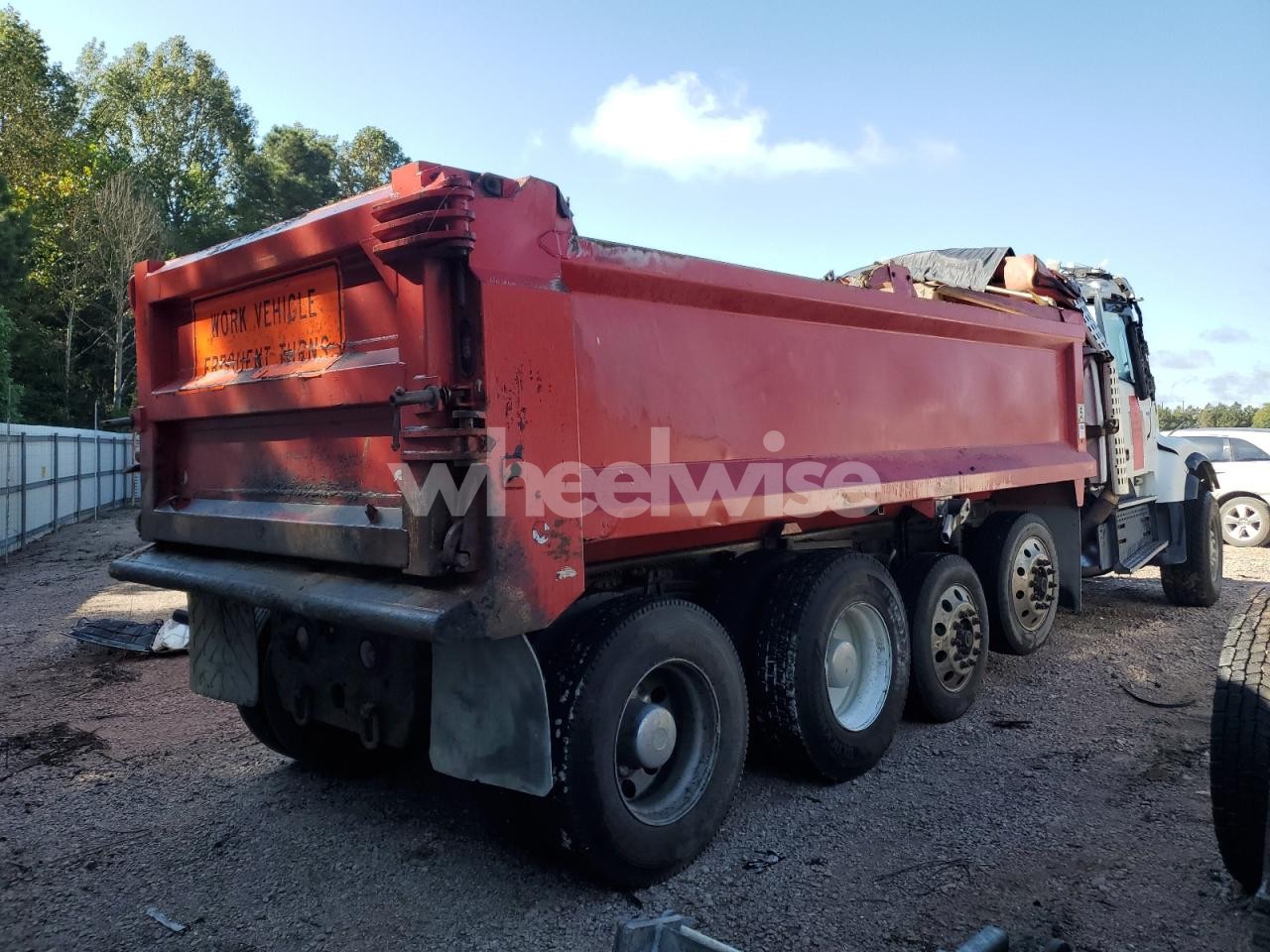 Photo 4 of 2019 VOLVO VHD DUMP TRUCK (VIN 4V5K99EG4KN202399)