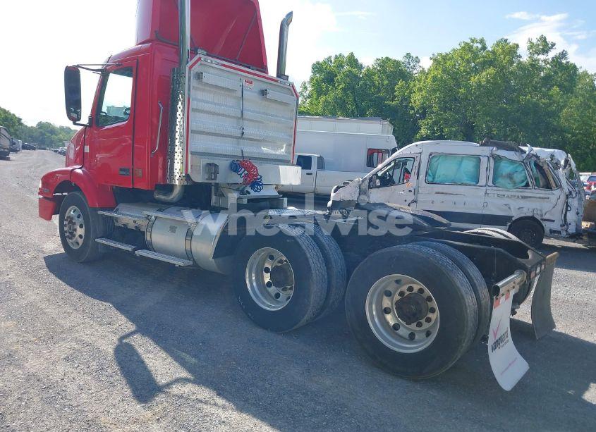 Photo 3 of 1999 Volvo Vn N/A (VIN 4VG7DARH4XN765203)