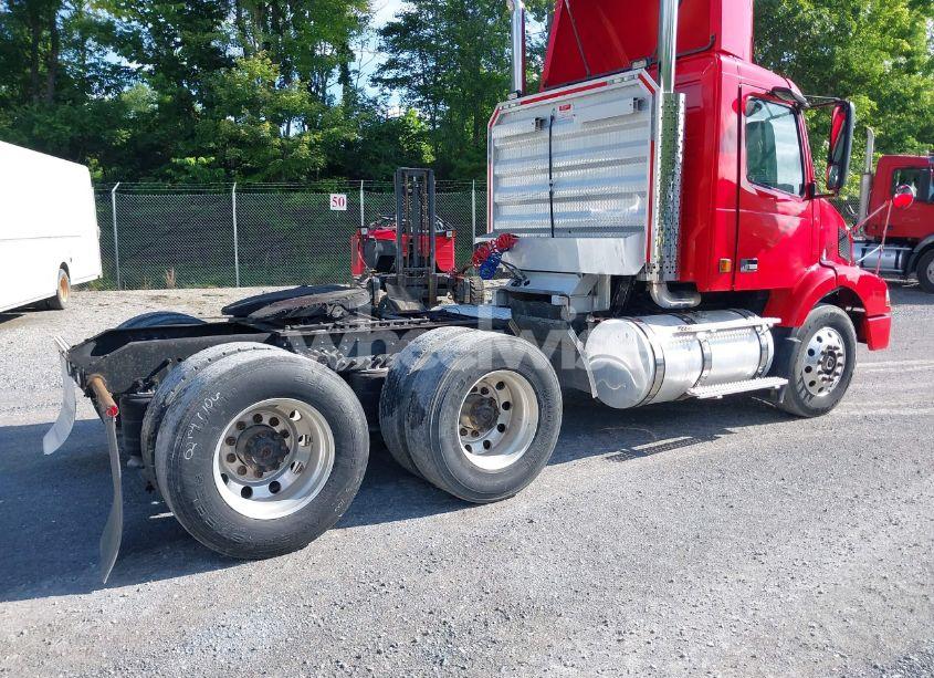 Photo 4 of 1999 Volvo Vn N/A (VIN 4VG7DARH4XN765203)