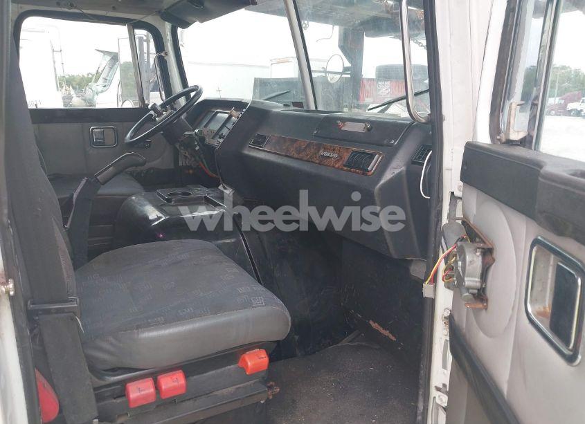 Photo 6 of 1999 Volvo Conventional WAH (VIN 4VHPCEPF3XN785935)