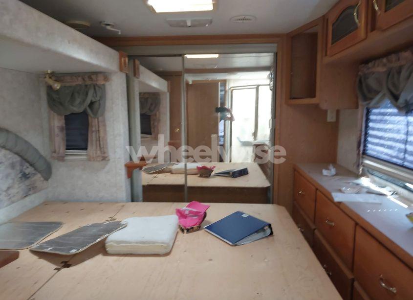 Photo 10 of 2002 Keystone Montana (VIN 4YDF2952624057685)