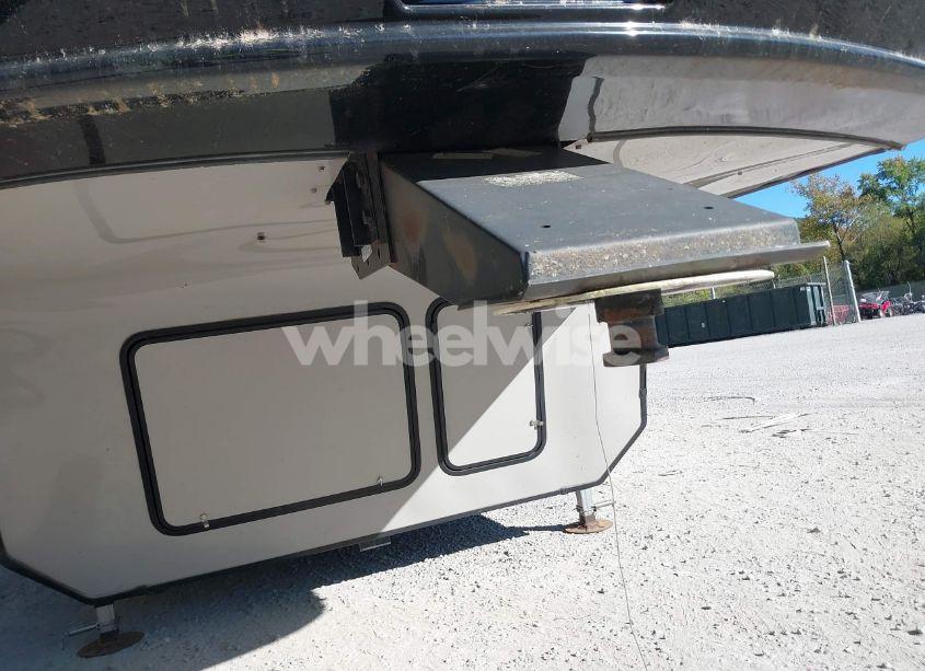 Photo 10 of 2015 Keystone Montana 5TH WHEEL (VIN 4YDF30522FA740094)