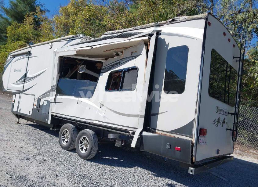 Photo 3 of 2015 Keystone Montana 5TH WHEEL (VIN 4YDF30522FA740094)
