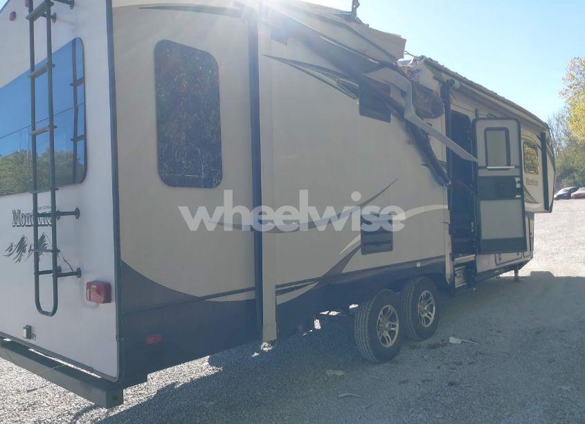 Photo 4 of 2015 Keystone Montana 5TH WHEEL (VIN 4YDF30522FA740094)