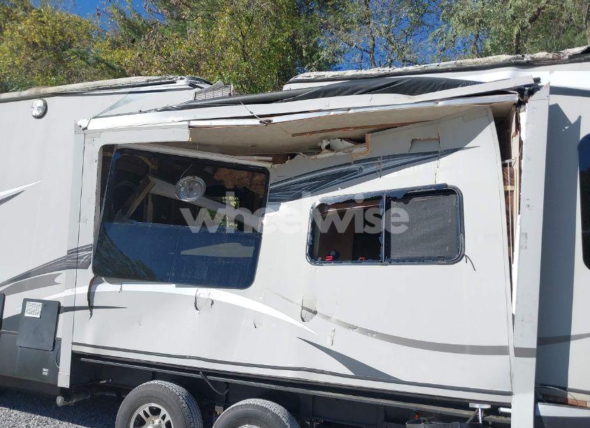 Photo 6 of 2015 Keystone Montana 5TH WHEEL (VIN 4YDF30522FA740094)