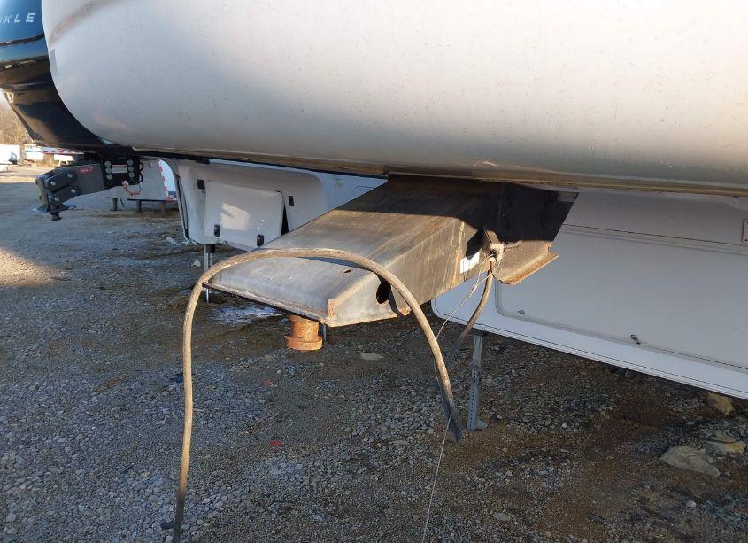 Photo 10 of 2005 Montana Travel TRLR (VIN 4YDF3402X5D512792)