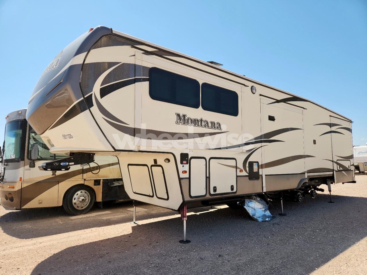 Photo 2 of 2016 KEYSTONE MONTANA (VIN 4YDF37122G4700905)