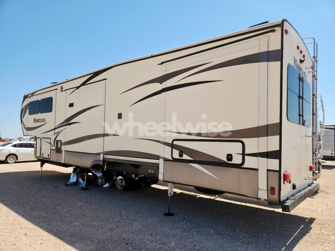 Photo 3 of 2016 KEYSTONE MONTANA (VIN 4YDF37122G4700905)