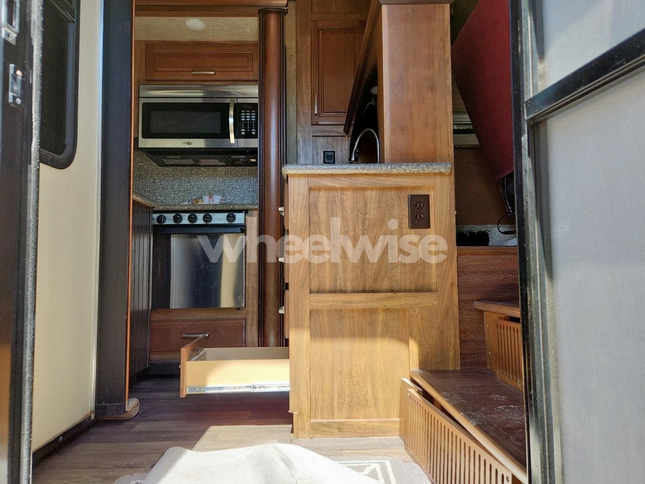 Photo 5 of 2016 KEYSTONE MONTANA (VIN 4YDF37122G4700905)