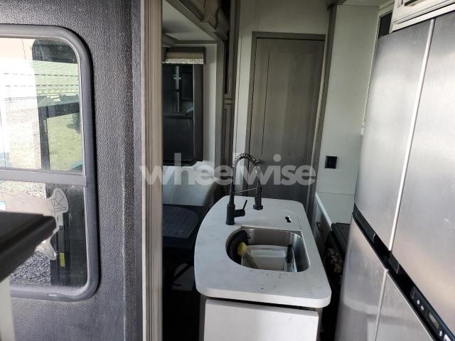 Photo 3 of 2021 MONTANA MOUNTAINEE (VIN 4YDF37621M4700172)