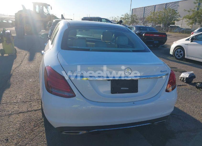 Photo 17 of 2015 Mercedes-benz C 300 4MATIC/LUXURY 4MATIC/SPORT 4MATIC (VIN 55SWF4KB1FU095577)