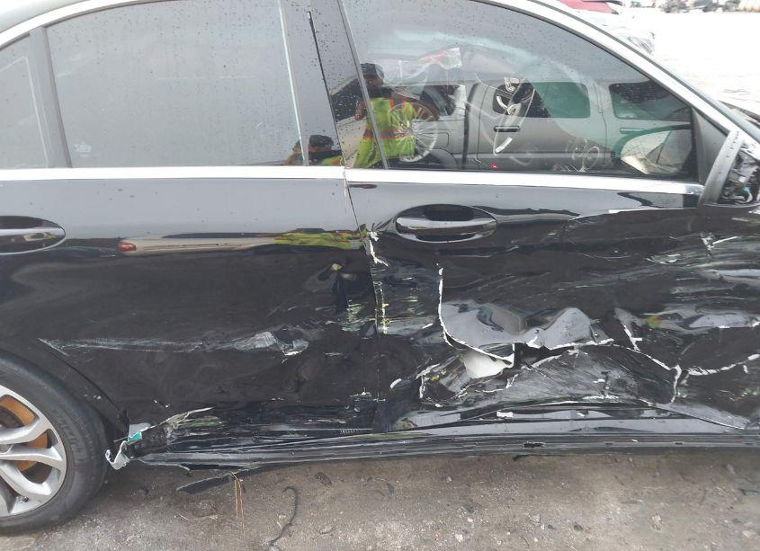 Photo 17 of 2016 Mercedes-benz C 300 4MATIC/LUXURY 4MATIC/SPORT 4MATIC (VIN 55SWF4KB6GU136352)