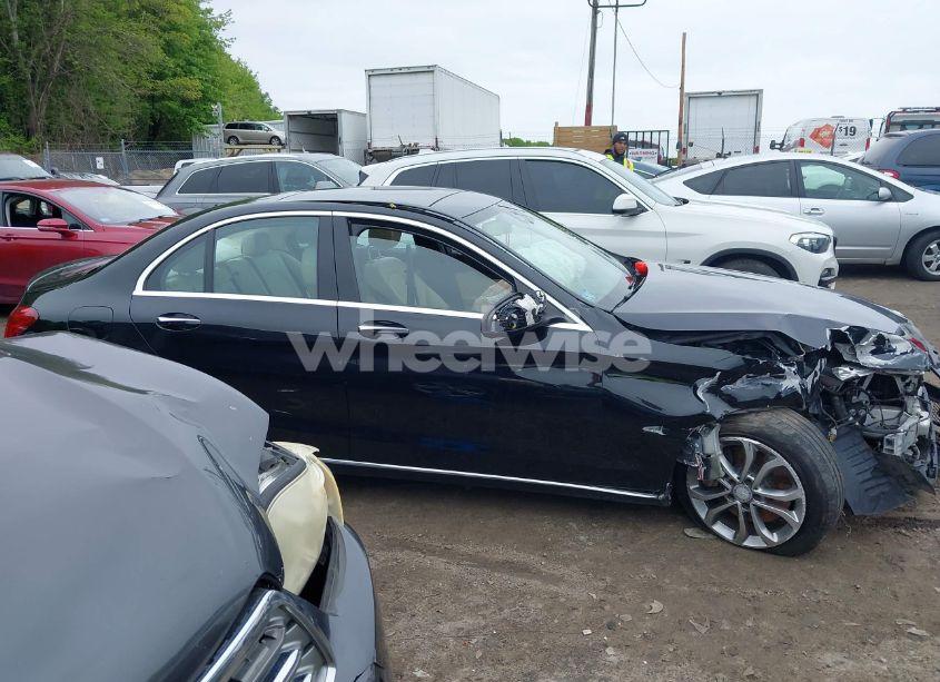 Photo 13 of 2016 Mercedes-benz C 300 4MATIC/LUXURY 4MATIC/SPORT 4MATIC (VIN 55SWF4KB8GU147398)