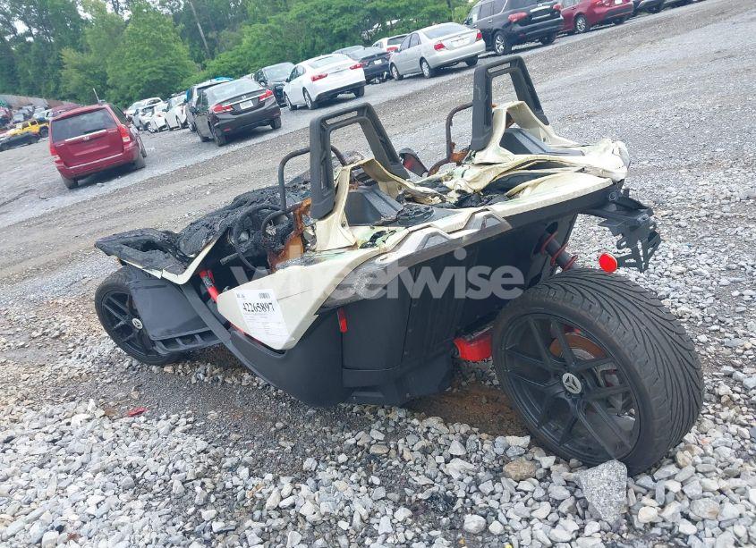 Photo 3 of 2016 Polaris Slingshot SL (VIN 57XAAPFA4G7118040)