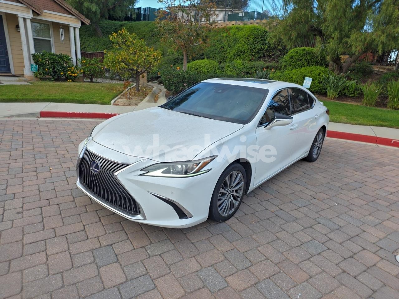 Photo 2 of 2021 LEXUS ES 300H (VIN 58ADA1C10MU002908)