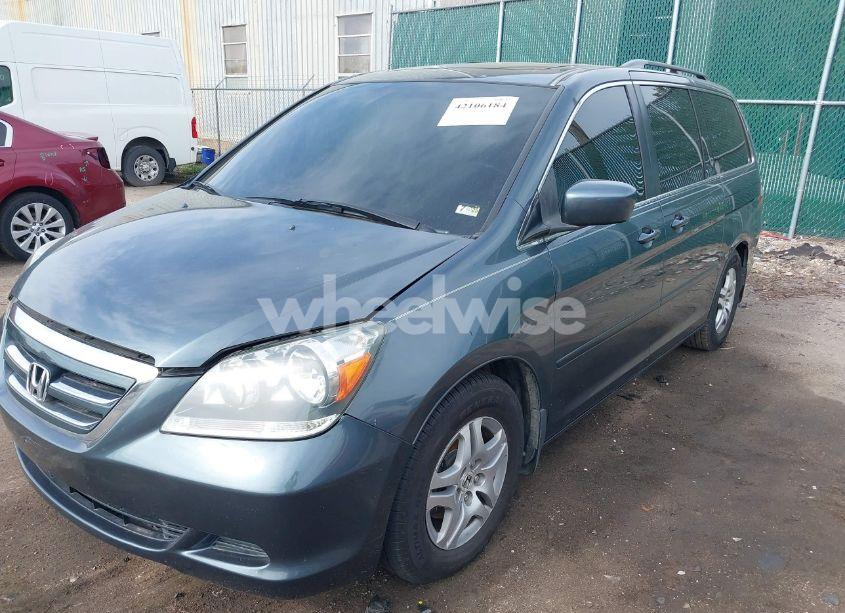 Photo 2 of 2005 Honda Odyssey EX-L (VIN 5FNRL38645B421253)