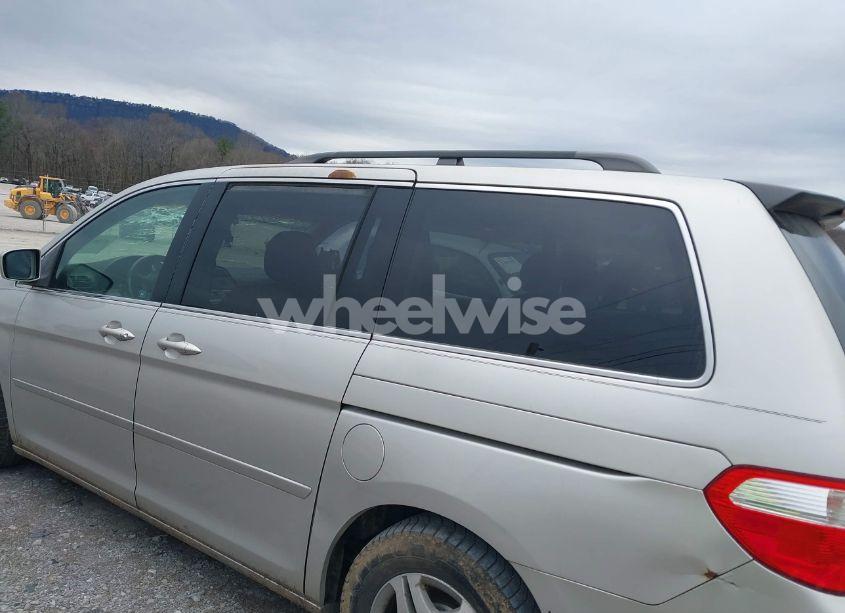 Photo 3 of 2005 Honda Odyssey EX-L (VIN 5FNRL38725B092478)