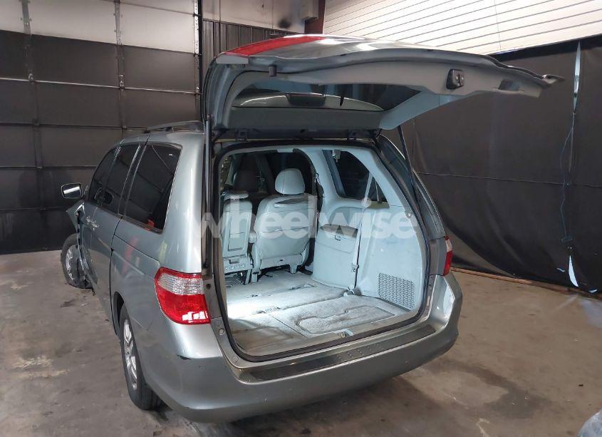 Photo 3 of 2005 Honda Odyssey EX-L (VIN 5FNRL38725B094005)