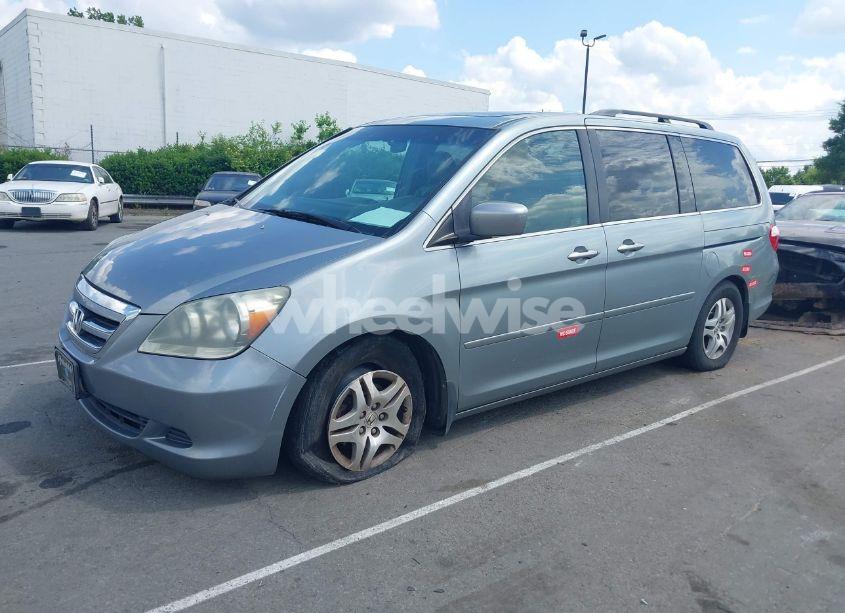 Photo 2 of 2005 Honda Odyssey EX-L (VIN 5FNRL38765B103871)