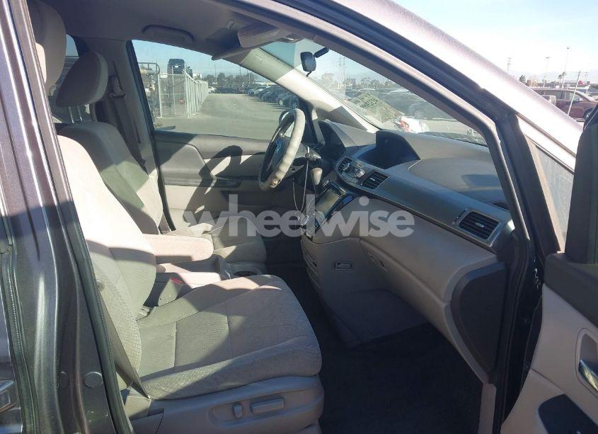 Photo 5 of 2016 Honda Odyssey SE (VIN 5FNRL5H30GB064917)