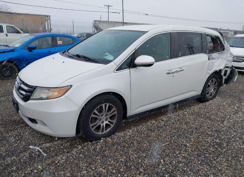 Photo 2 of 2016 Honda Odyssey SE (VIN 5FNRL5H31GB049794)