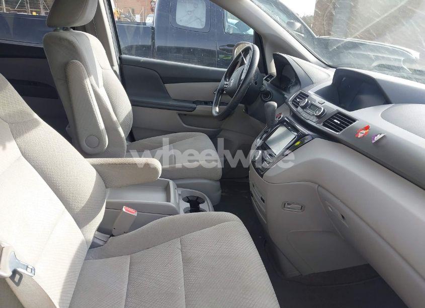 Photo 5 of 2016 Honda Odyssey SE (VIN 5FNRL5H31GB049858)