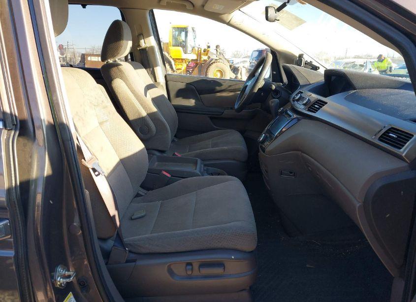 Photo 5 of 2016 Honda Odyssey SE (VIN 5FNRL5H31GB101263)