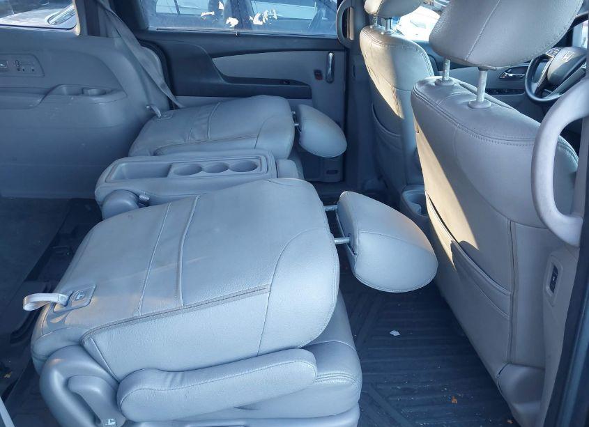 Photo 8 of 2016 Honda Odyssey SE (VIN 5FNRL5H32GB040960)