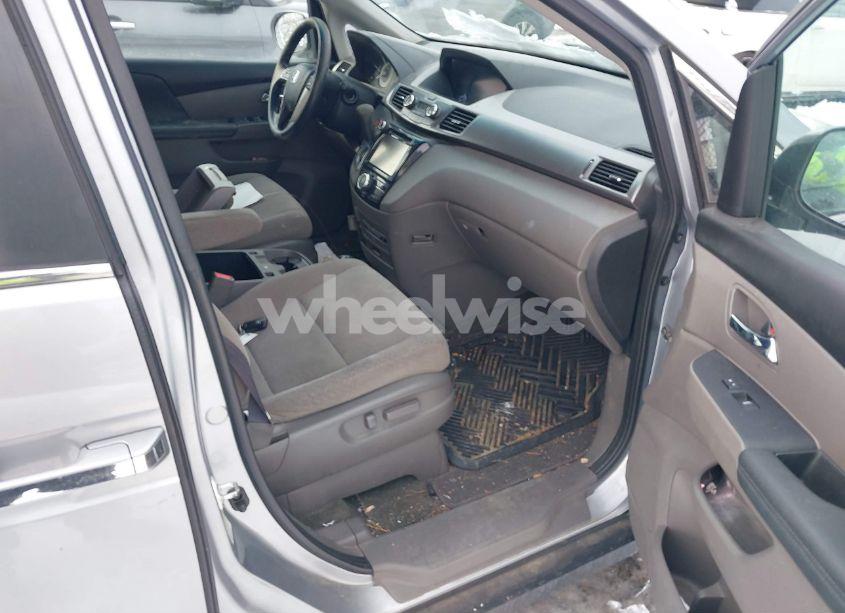 Photo 5 of 2016 Honda Odyssey SE (VIN 5FNRL5H33GB007630)