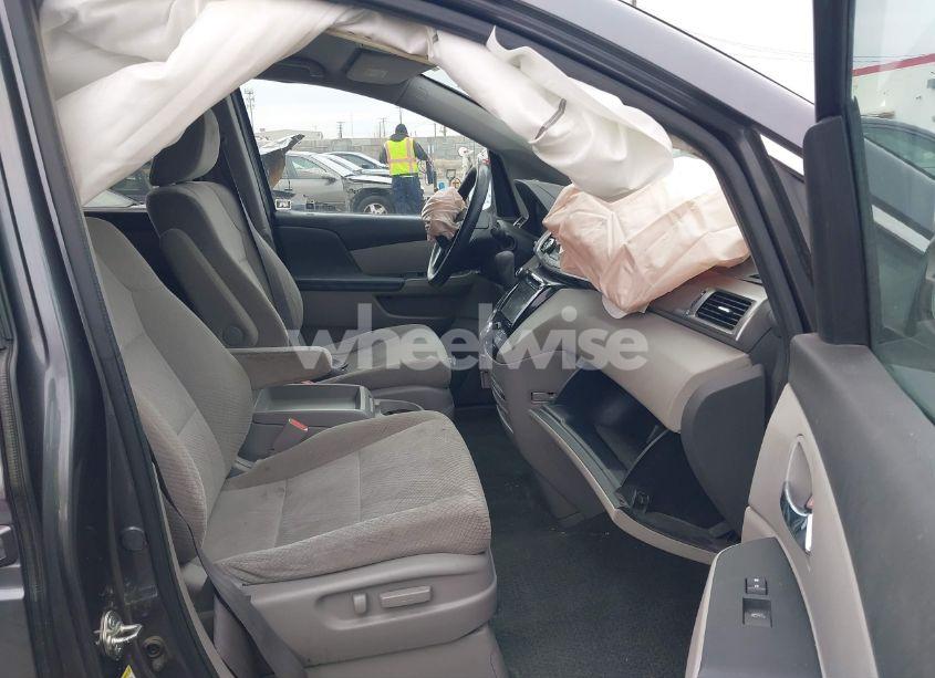 Photo 5 of 2016 Honda Odyssey SE (VIN 5FNRL5H33GB141375)