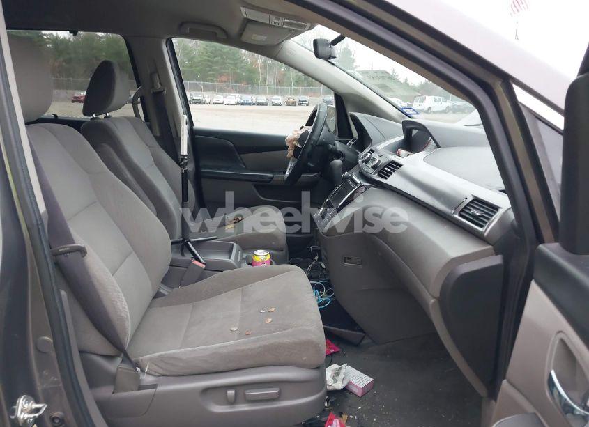 Photo 5 of 2016 Honda Odyssey SE (VIN 5FNRL5H34GB012139)