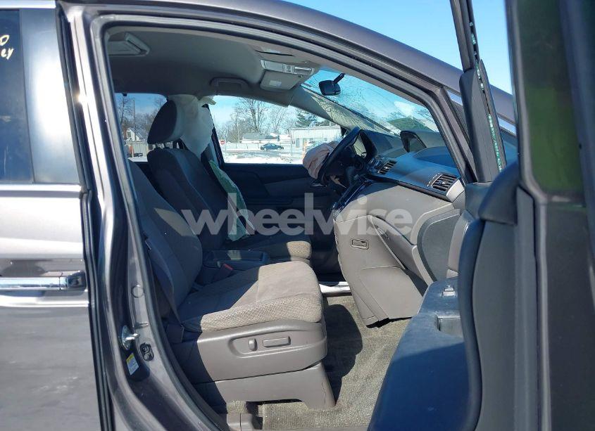 Photo 5 of 2016 Honda Odyssey SE (VIN 5FNRL5H34GB031855)