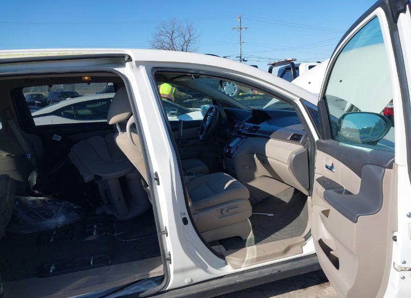 Photo 5 of 2016 Honda Odyssey SE (VIN 5FNRL5H35GB154418)