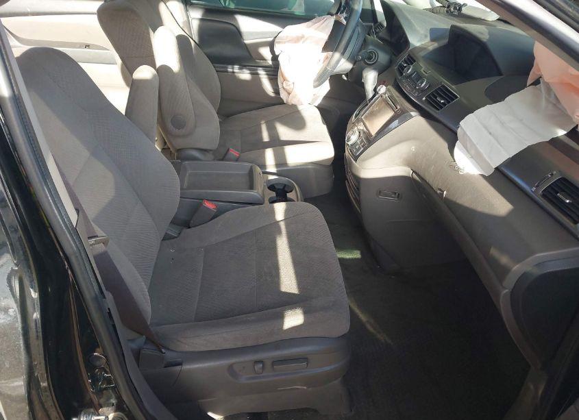 Photo 8 of 2016 Honda Odyssey SE (VIN 5FNRL5H37GB051971)