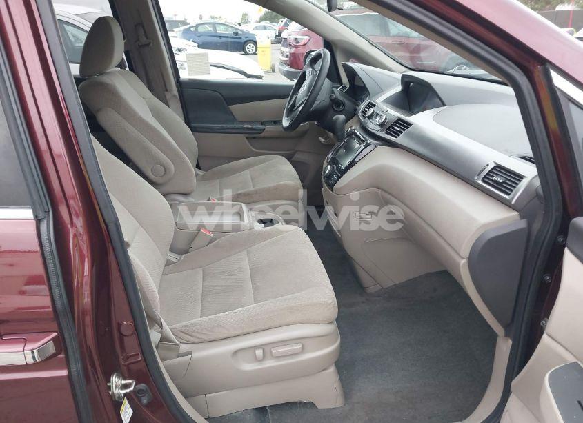 Photo 5 of 2016 Honda Odyssey SE (VIN 5FNRL5H38GB094778)