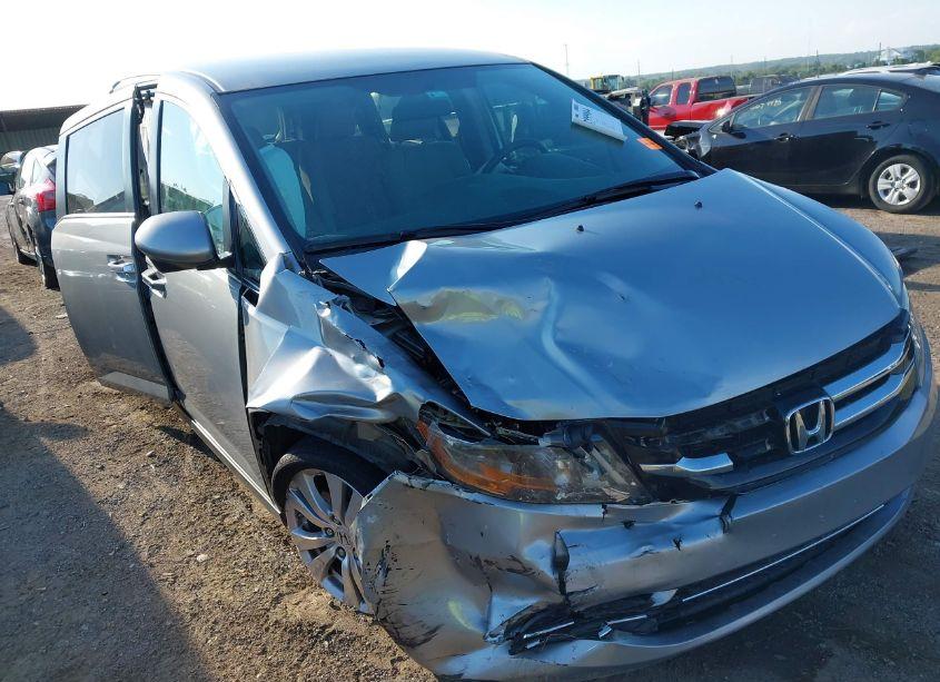 2016 Honda Odyssey SE (VIN 5FNRL5H38GB156888) main photo