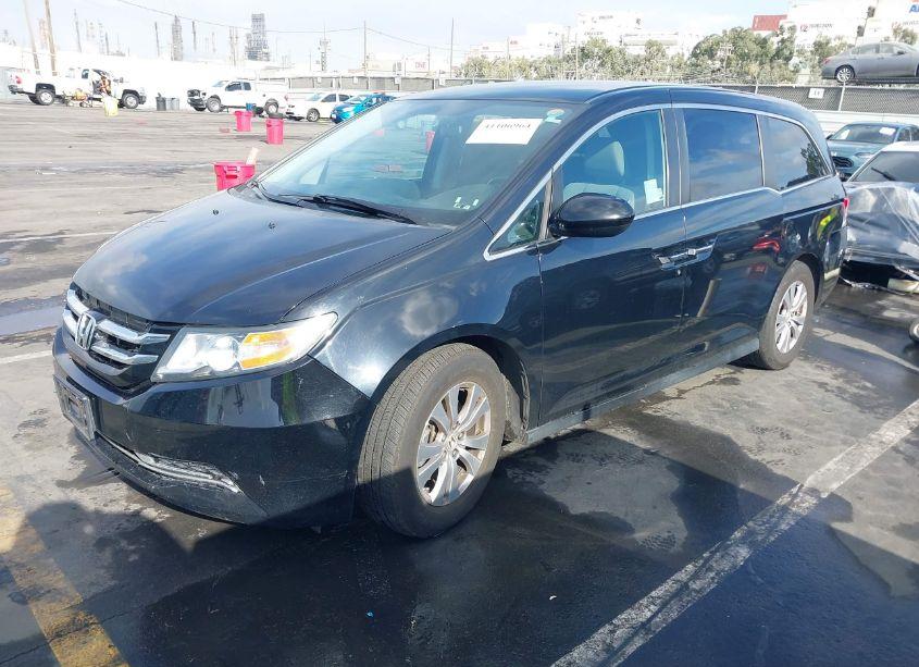 Photo 2 of 2016 Honda Odyssey SE (VIN 5FNRL5H39GB129425)