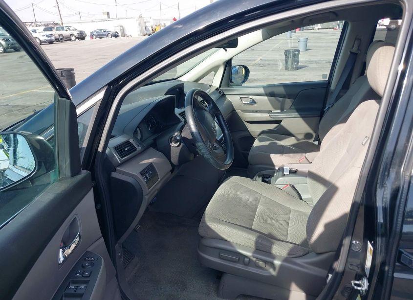 Photo 5 of 2016 Honda Odyssey SE (VIN 5FNRL5H39GB129425)