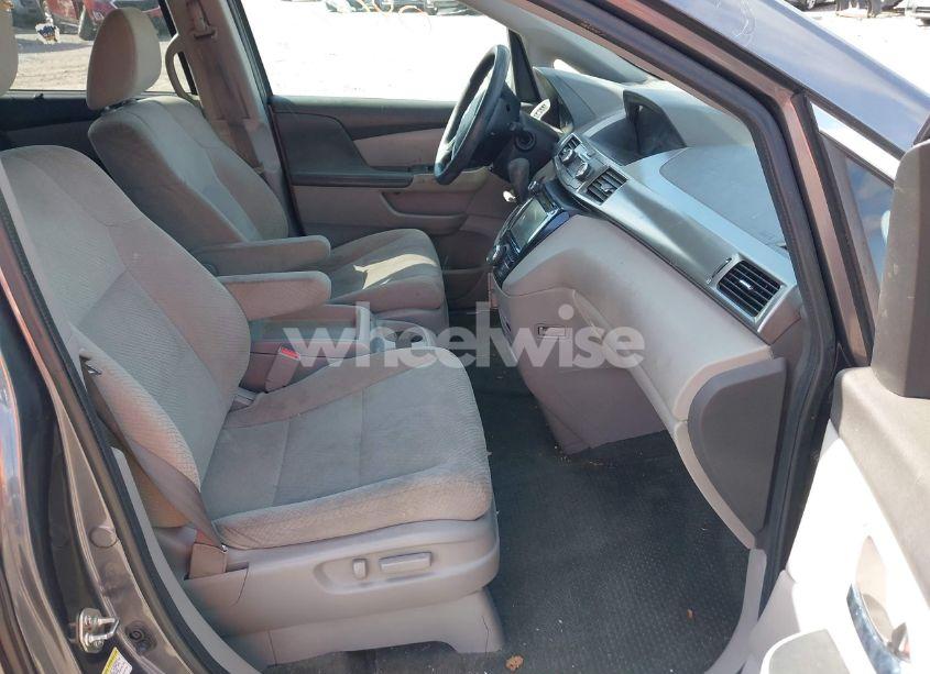 Photo 5 of 2016 Honda Odyssey SE (VIN 5FNRL5H3XGB043251)