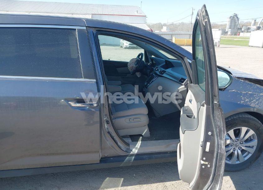 Photo 5 of 2017 Honda Odyssey SE (VIN 5FNRL5H3XHB003768)