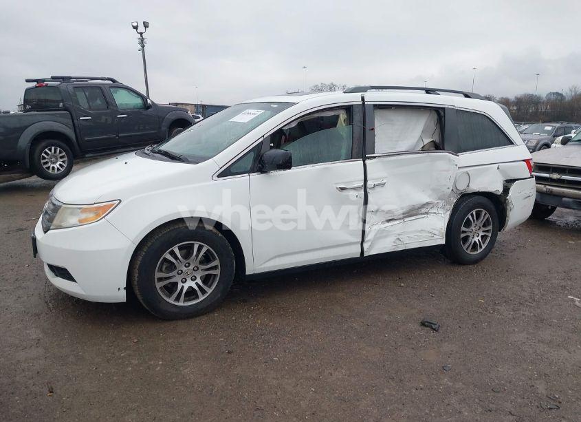 Photo 2 of 2013 Honda Odyssey EX-L (VIN 5FNRL5H64DB003575)