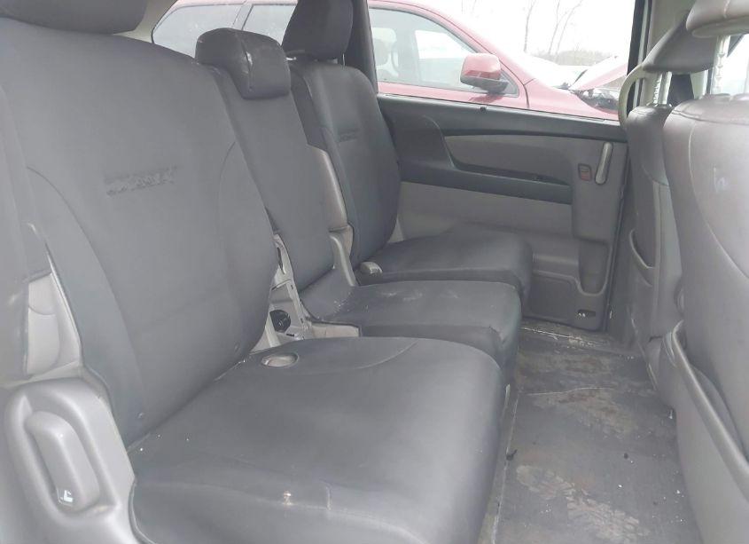 Photo 8 of 2011 Honda Odyssey EX-L (VIN 5FNRL5H65BB100474)