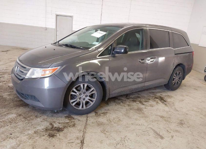 Photo 2 of 2013 Honda Odyssey EX-L (VIN 5FNRL5H66DB059761)