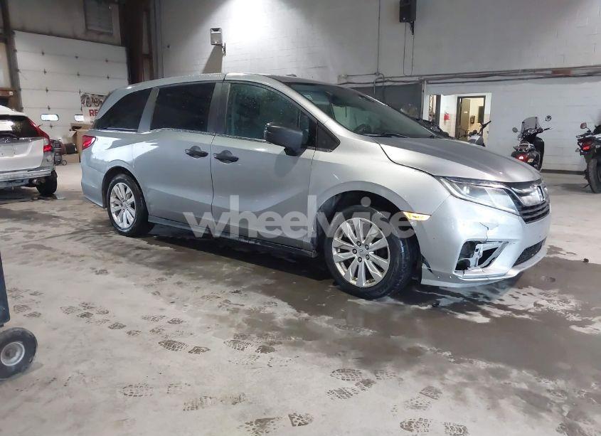 2018 Honda Odyssey LX (VIN 5FNRL6H21JB067863) main photo