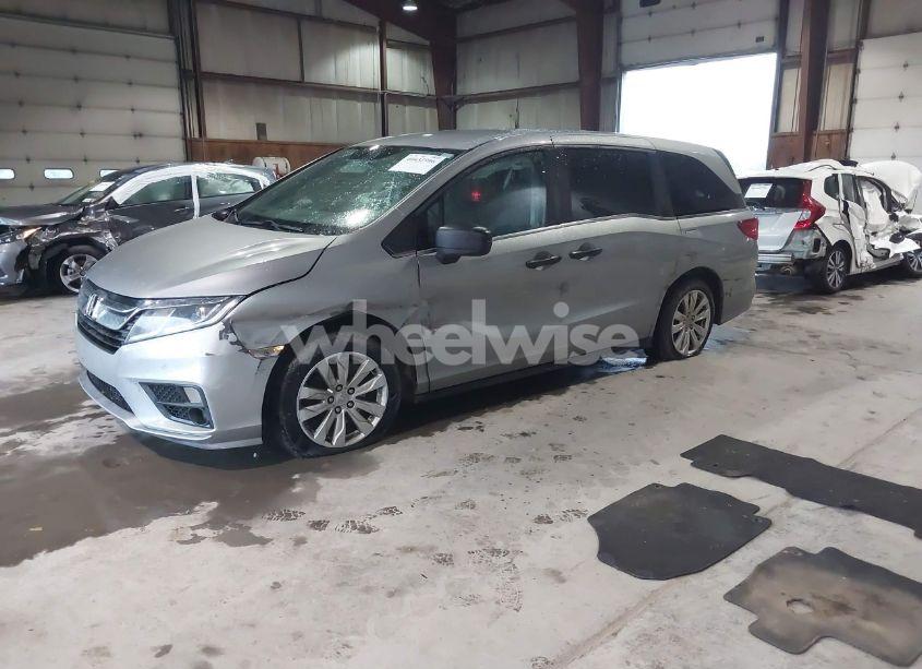 Photo 2 of 2018 Honda Odyssey LX (VIN 5FNRL6H21JB067863)