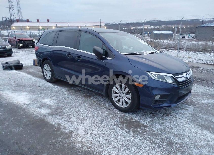 2019 Honda Odyssey LX (VIN 5FNRL6H24KB043977) main photo